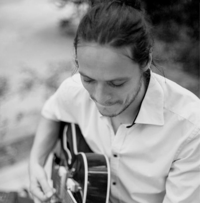 Rémi joue de la guitare
